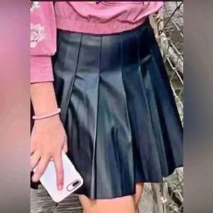 Bloggers fav. Faux leather skirt S